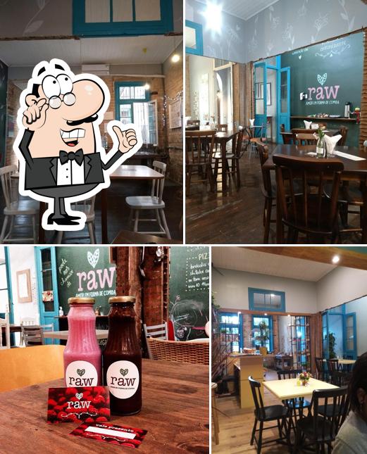 Sente em uma das mesas no Raw Porto Alegre
