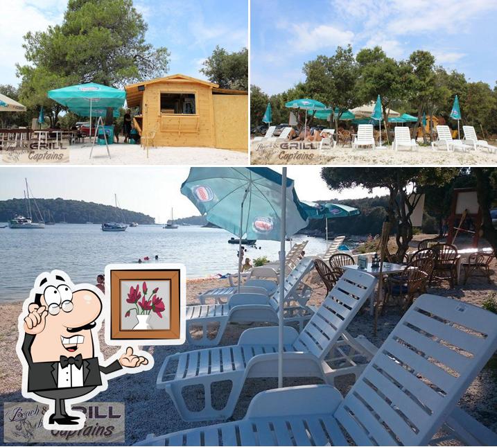 Dai un'occhiata agli interni di Captains Beach Bar Grill
