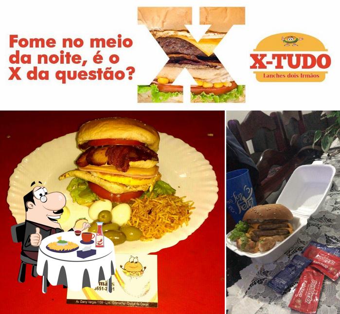 Experimente um hambúrguer no Lanches Dois Irmãos