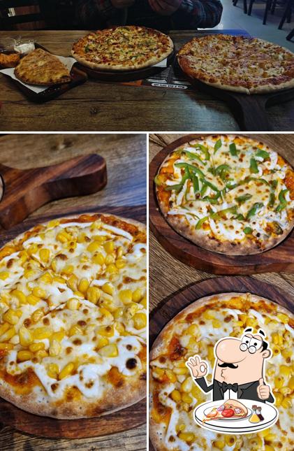 At Mountain'S PIZZA Club, Sanjauli, you can get pizza