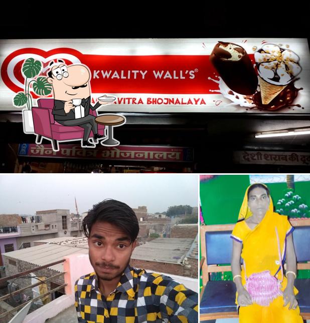 The interior of Jain Pavitra Bhojnalya