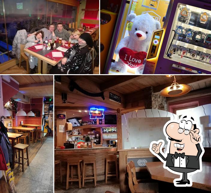 Installez-vous à l'une des tables de RistoPub Cronox