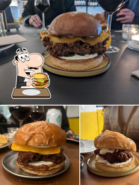 Prenditi un hamburger a FAT SAM at the Winery