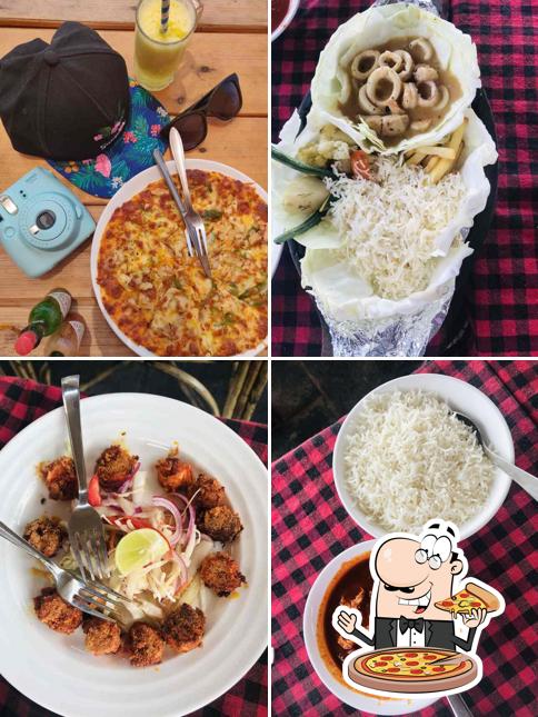 Get pizza at Round Cube