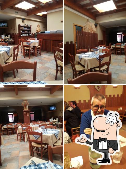 Dai un'occhiata agli interni di Pizzeria Roxy bar