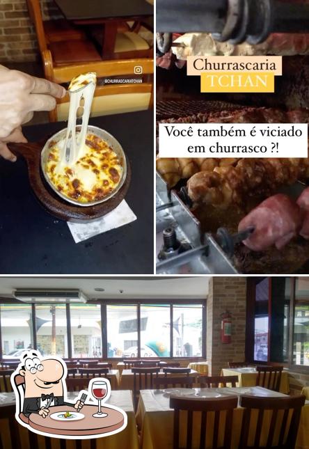 A comida e interior do restaurante