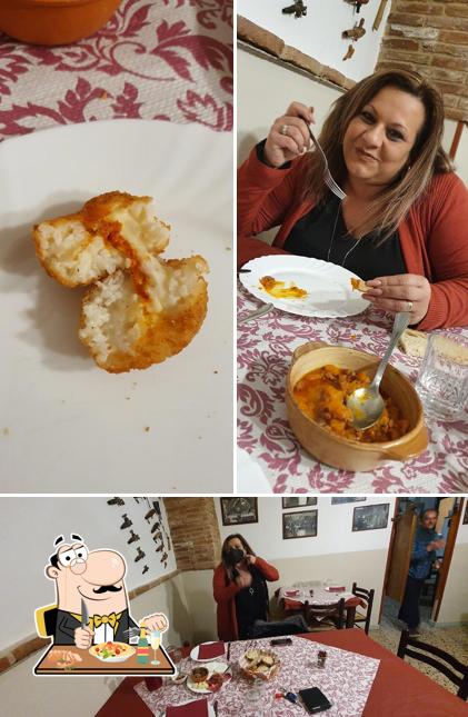 Cantina Storica Marinelli si caratterizza per la cibo e interni