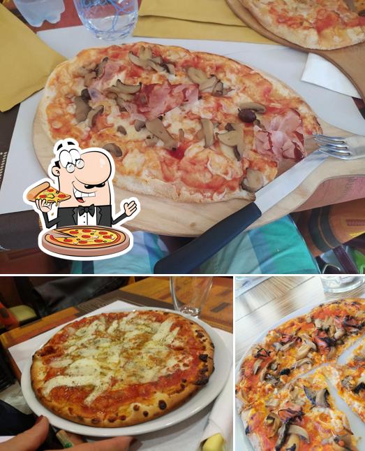 Scegli una pizza a Bar Del Mercato Sas di Rodini Rosanna