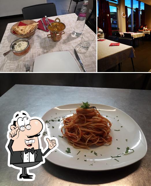 Dai un'occhiata agli interni di Regal Restaurant