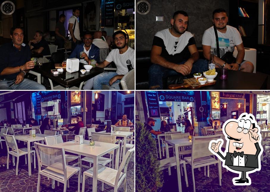 Gli interni di Square Bar