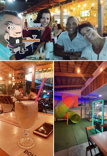 Sente em uma das mesas no Jardim do Espeto Restaurante e Bar