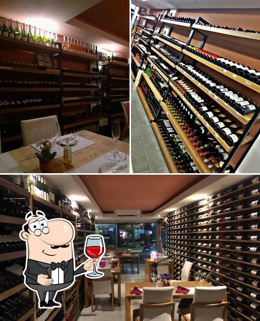 É agradável desfrutar uma taça de vinho no DECANTER GO