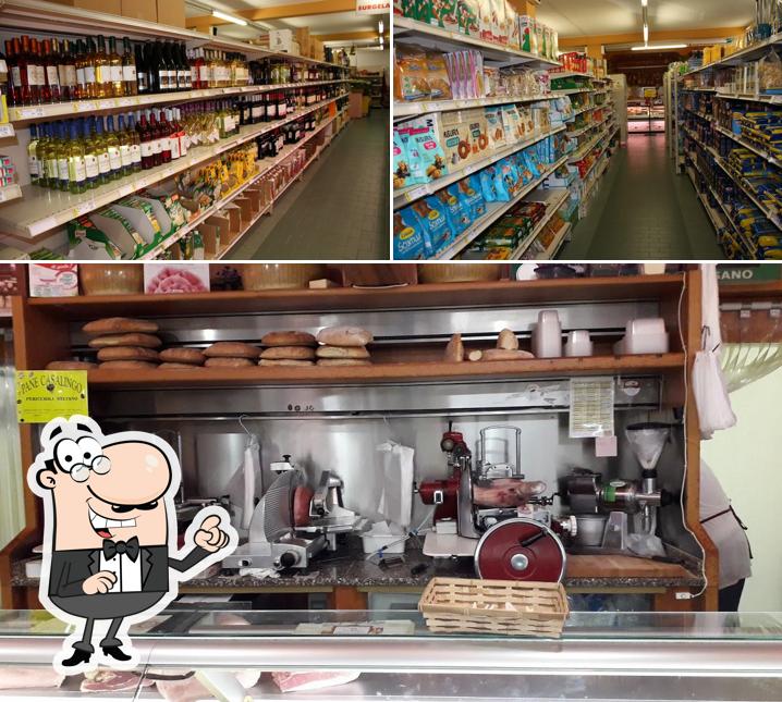 La foto di interni e vino da Supermercati Punta Ala