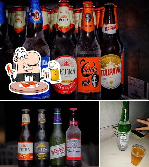 Desfute um copo de cerveja leve ou escura