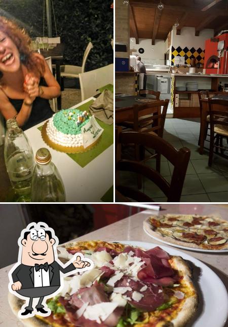 La foto di interni e pizza da Pizateca