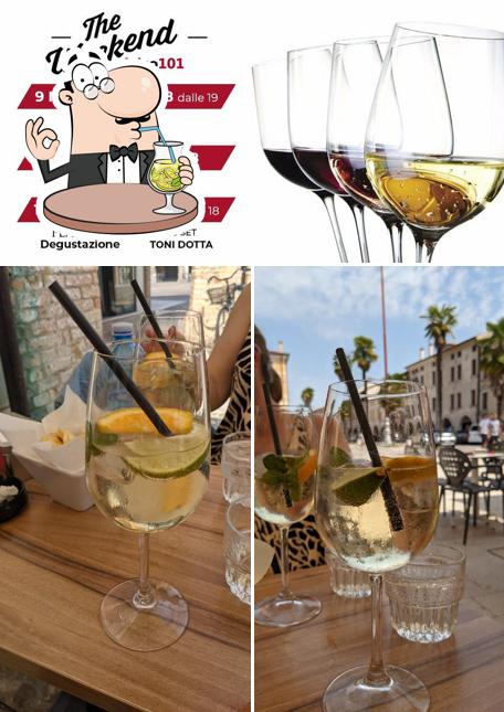 Goditi un drink dal menu