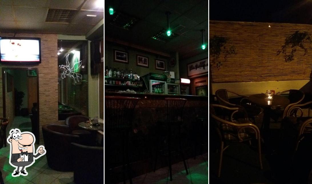 Dai un'occhiata agli interni di Cafe Pegasus