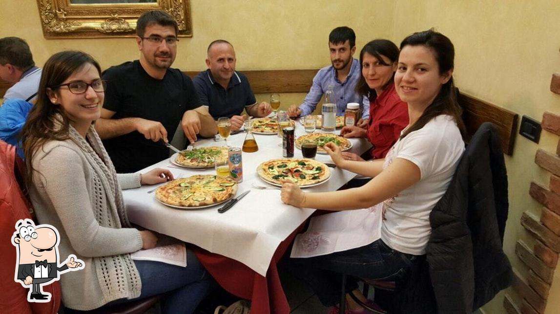 Siediti a un tavolo di La Perla