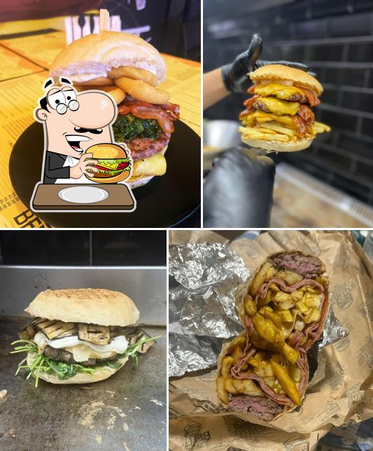 Ordina un hamburger a Benito's Pub e Carni