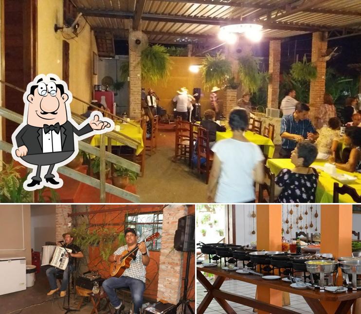 Sente em uma das mesas no Restaurante Espaço Jack