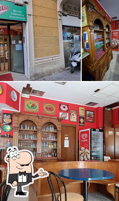 Siediti a un tavolo di Bass