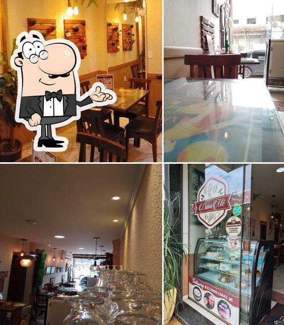 Sente em uma das mesas no Cafeteira Dona Mê - Receitas de Família