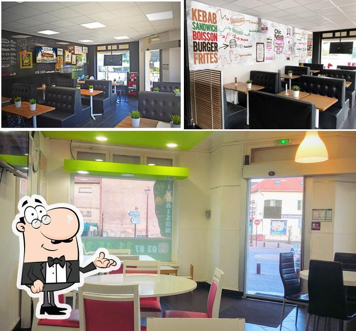 Installez-vous à l'une des tables de Chic Kebab O’Chic