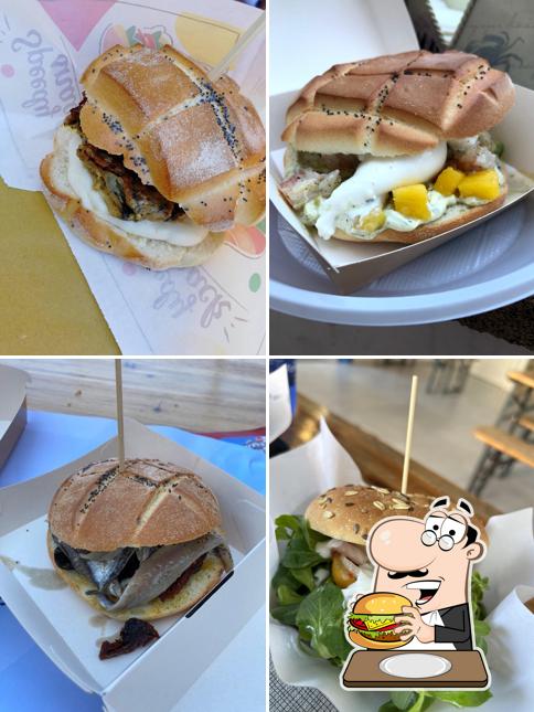 Ordina un hamburger a Anchovy Fish Bar
