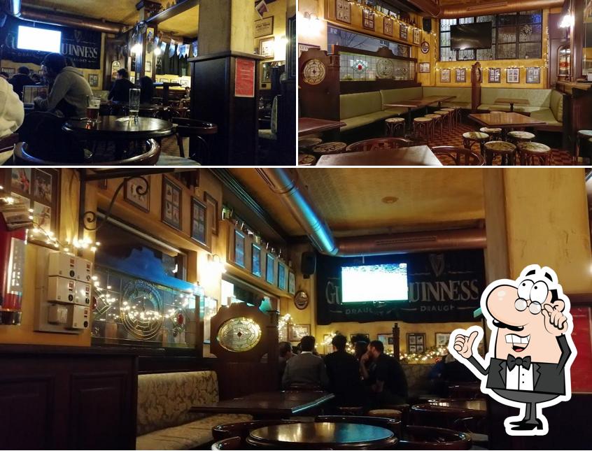 Siediti a un tavolo di Irish Pub
