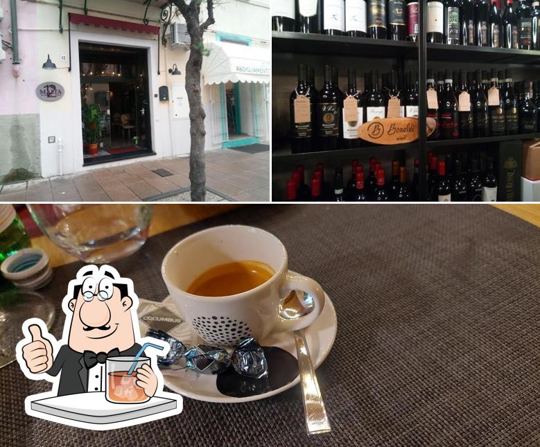 La foto di bevanda e interni da Malta 12 Wine & Food