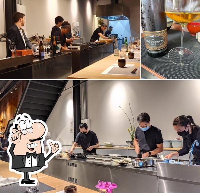 Entre diversos coisas, interior e vinho podem ser encontrados no Restaurante Murakami