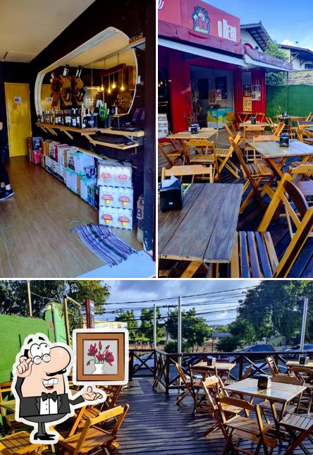 Sente em uma das mesas no Beco Burger