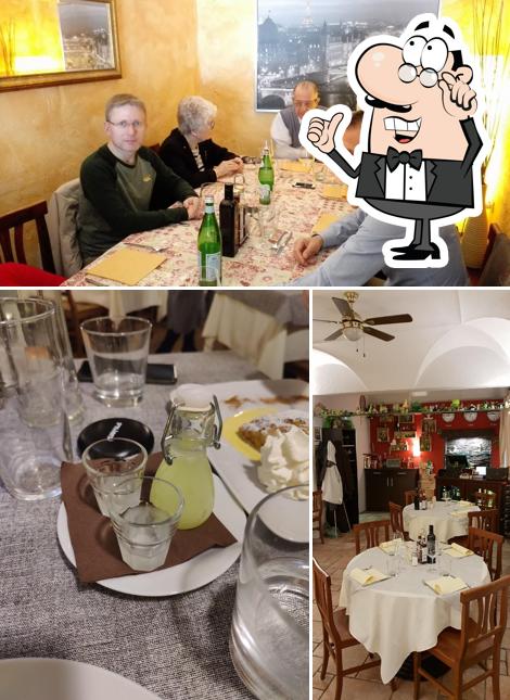 La foto di interni e tavolo da pranzo da La Taverna