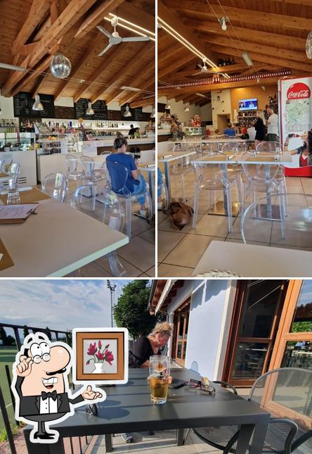 Siediti a un tavolo di Plaza Cafè