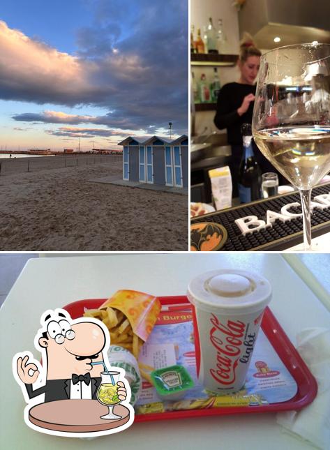 Beach Bar si caratterizza per la bevanda e esterno