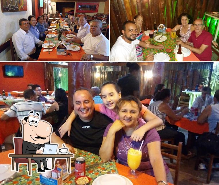 Sente em uma das mesas no La Bella Pizzaria, Chopperia e Restaurante