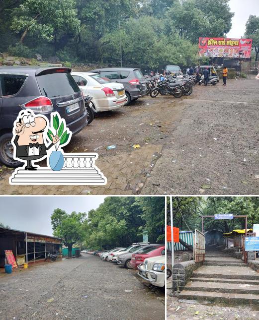You can get some fresh air outside Lohgarh Darshan