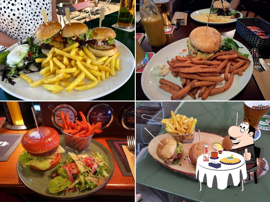 Ordina un hamburger a The Toucan Irish Pub