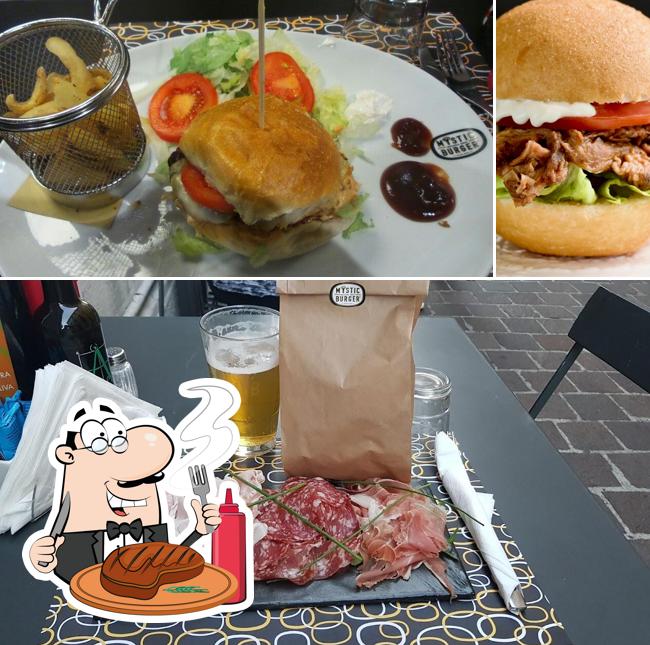 Prenditi i un pasto a base di carne a Mystic Burger
