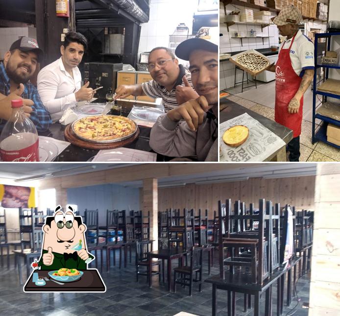A foto da comida e interior no mercado das pizzas