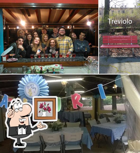 La foto di interni e bancone da bar da Parco Zanchi
