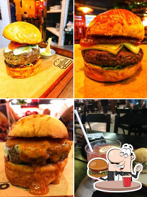 Deguste um dos hambúrgueres oferecidos no Terraço Burger e Beer