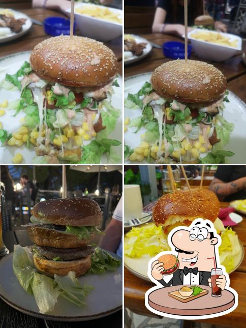 Ordina un hamburger a Deluxe grill and pancakes bar