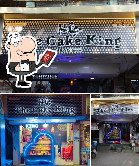 The exterior of THE CAKE KING