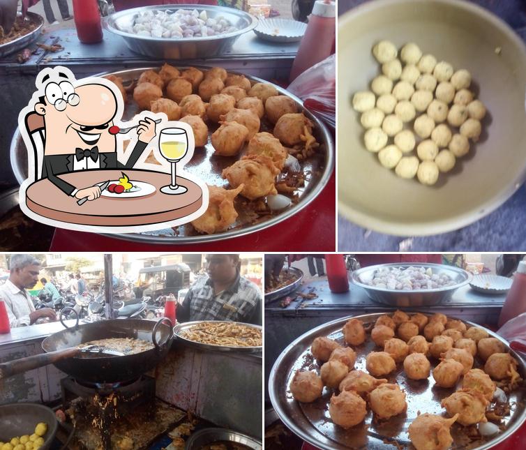 Food at Thakar Vadapav