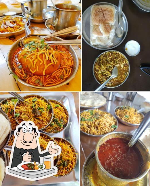 Food at Shamsundar Misal - MIDC Branch