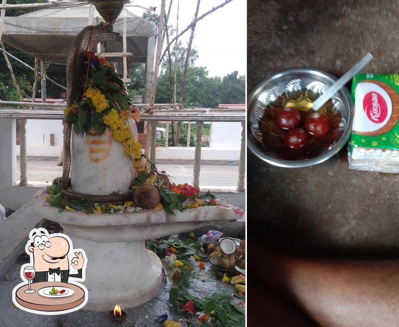 Food at Maa Kali Misthan Bhandar,Rasgulla Wala