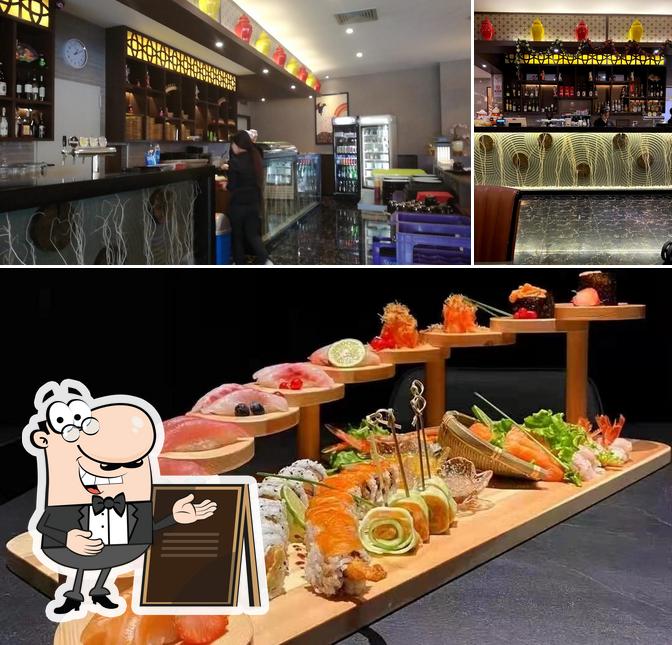 La foto della esterno e cibo di Young Sushi