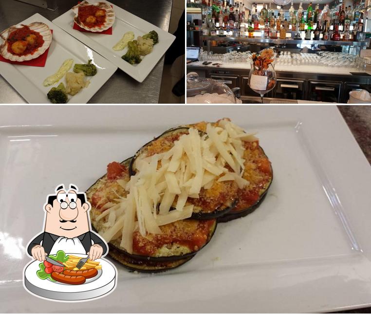 La cibo e bancone da bar del ristorante