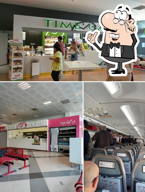 Siediti a un tavolo di TIME CAFÉ